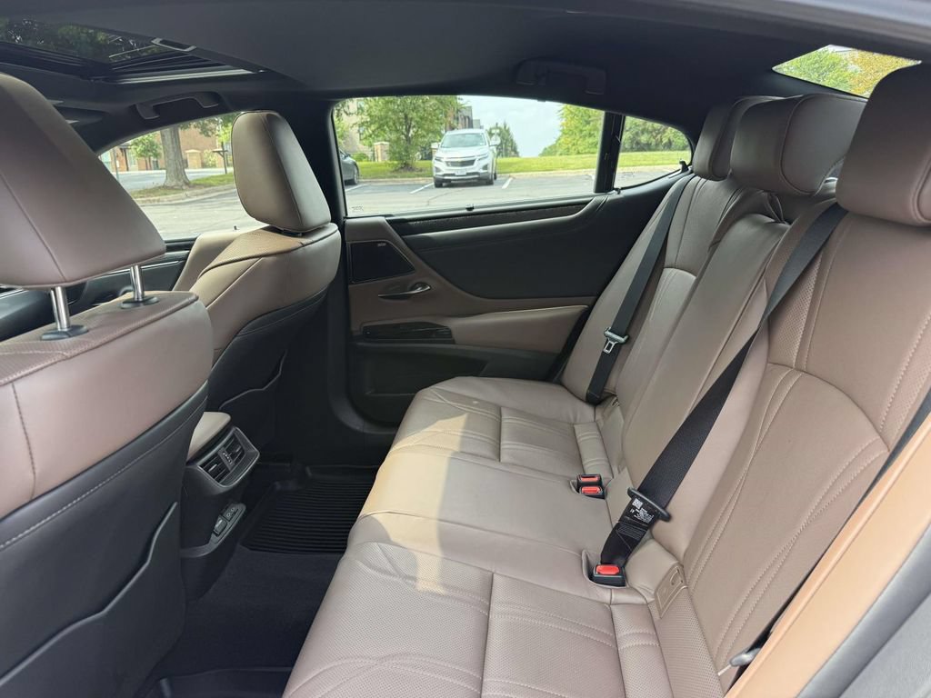 Used 2025 Lexus ES 300h Ultra Luxury w/ Accessory Package (Z2) FWD image 17