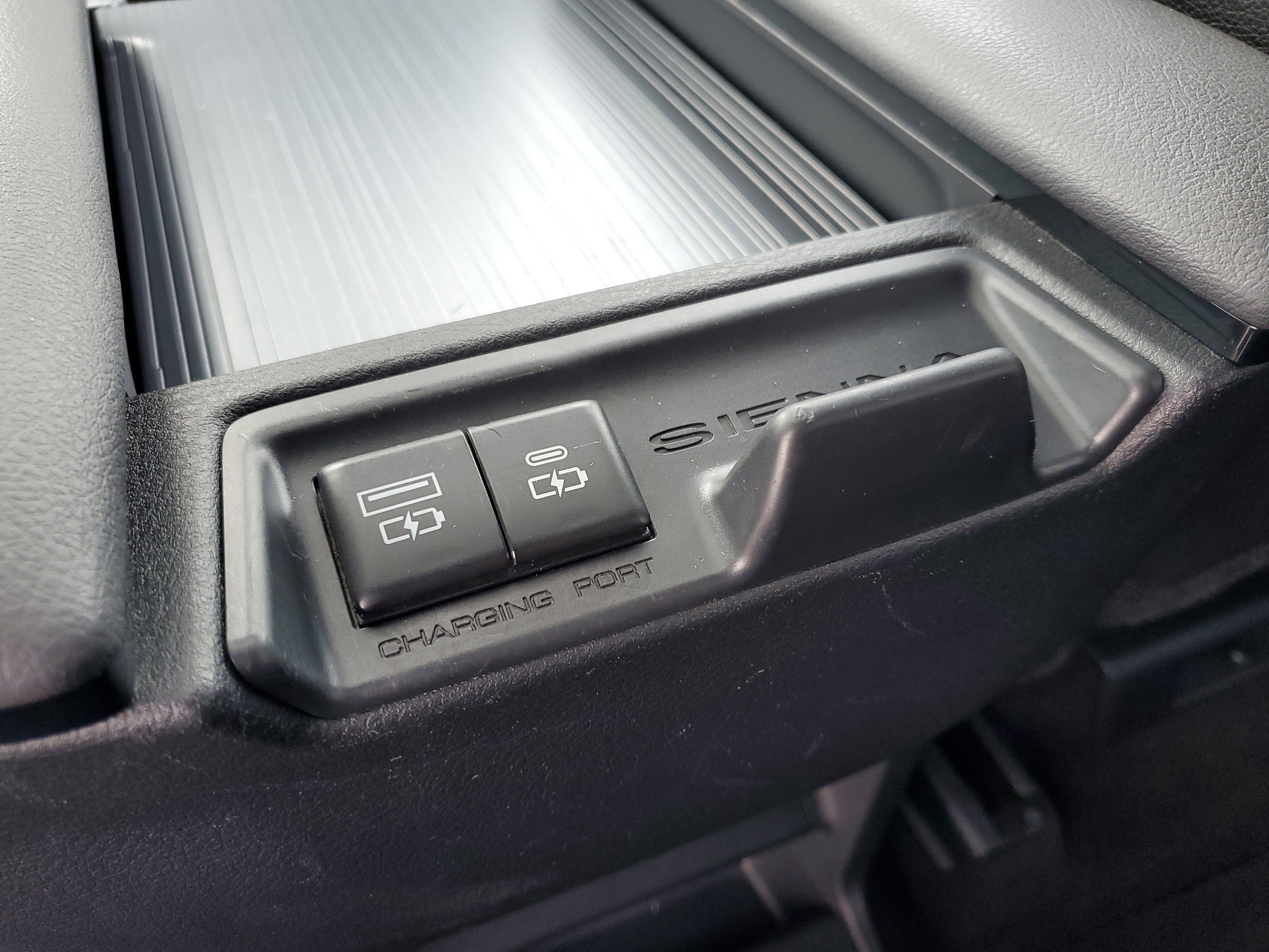 Used 2022 Toyota Sienna XSE image 32