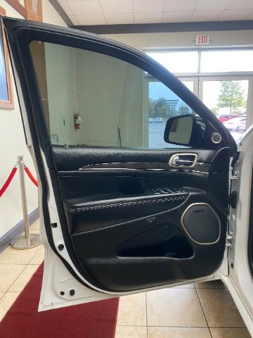 Used 2017 Jeep Grand Cherokee Overland RWD image 16