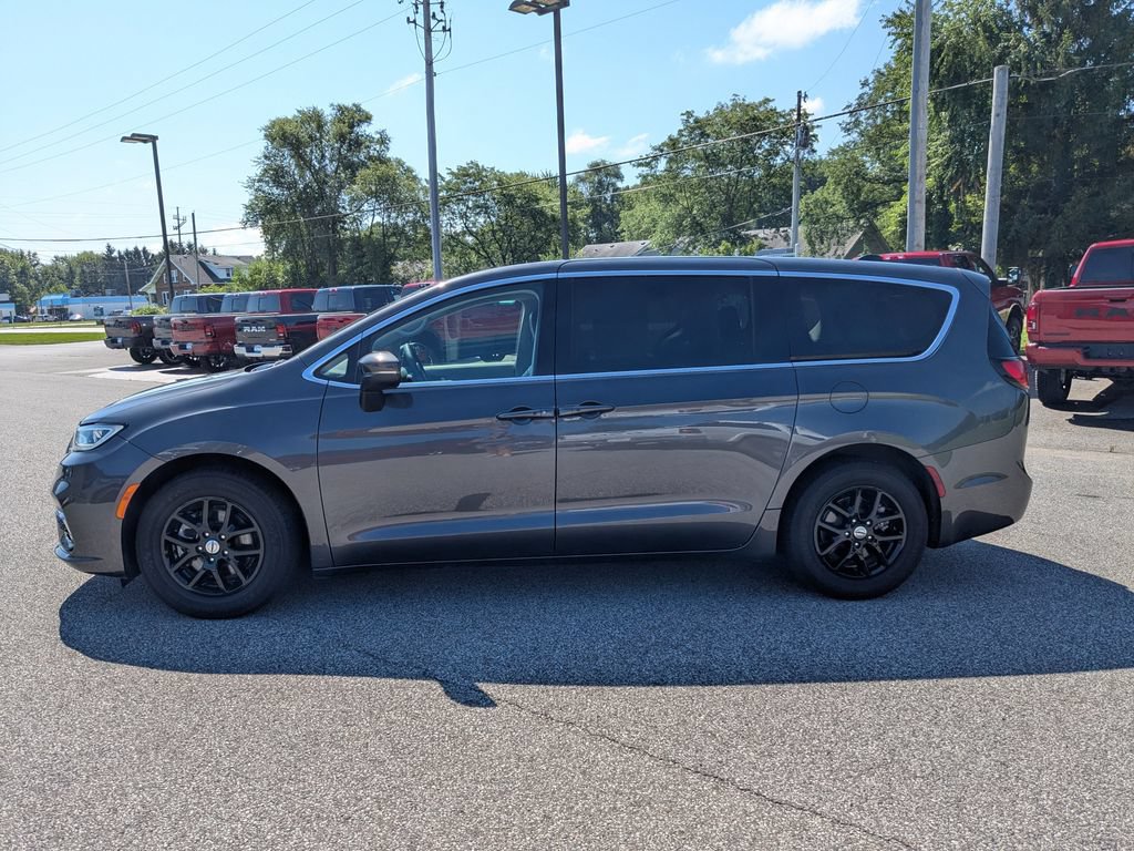 Used 2024 Chrysler Pacifica Touring-L FWD image 8