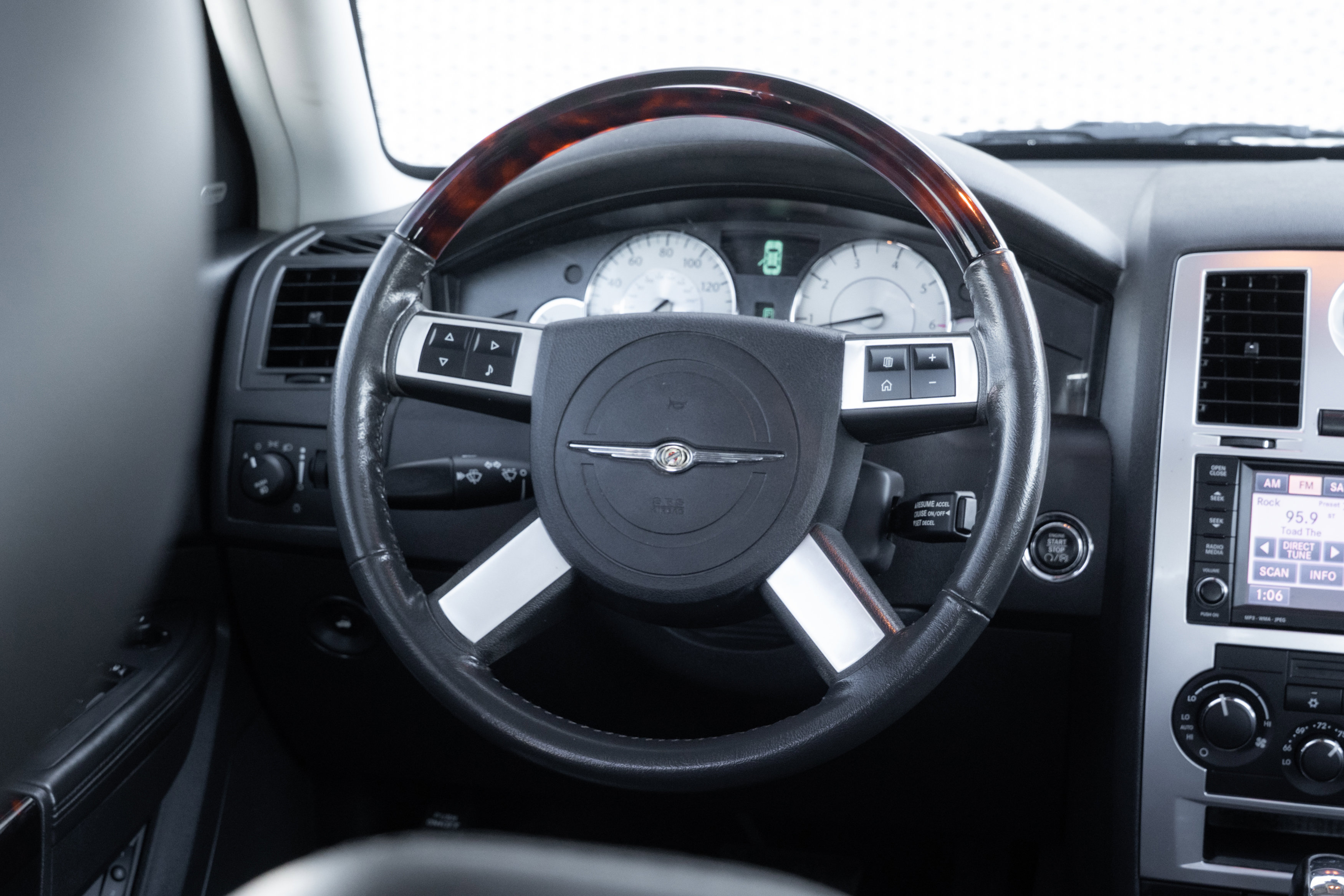 Used 2010 Chrysler 300 C image 9