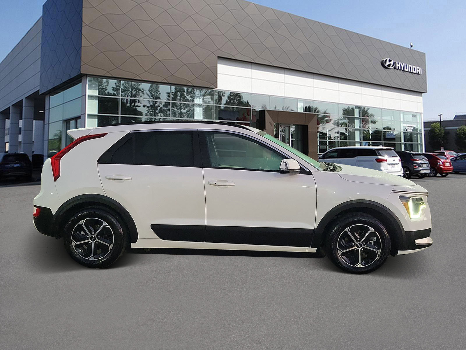 Used 2023 Kia Niro EX image 4