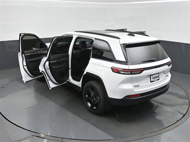 New 2025 Jeep Grand Cherokee Limited w/ Black Appearance Package image 43