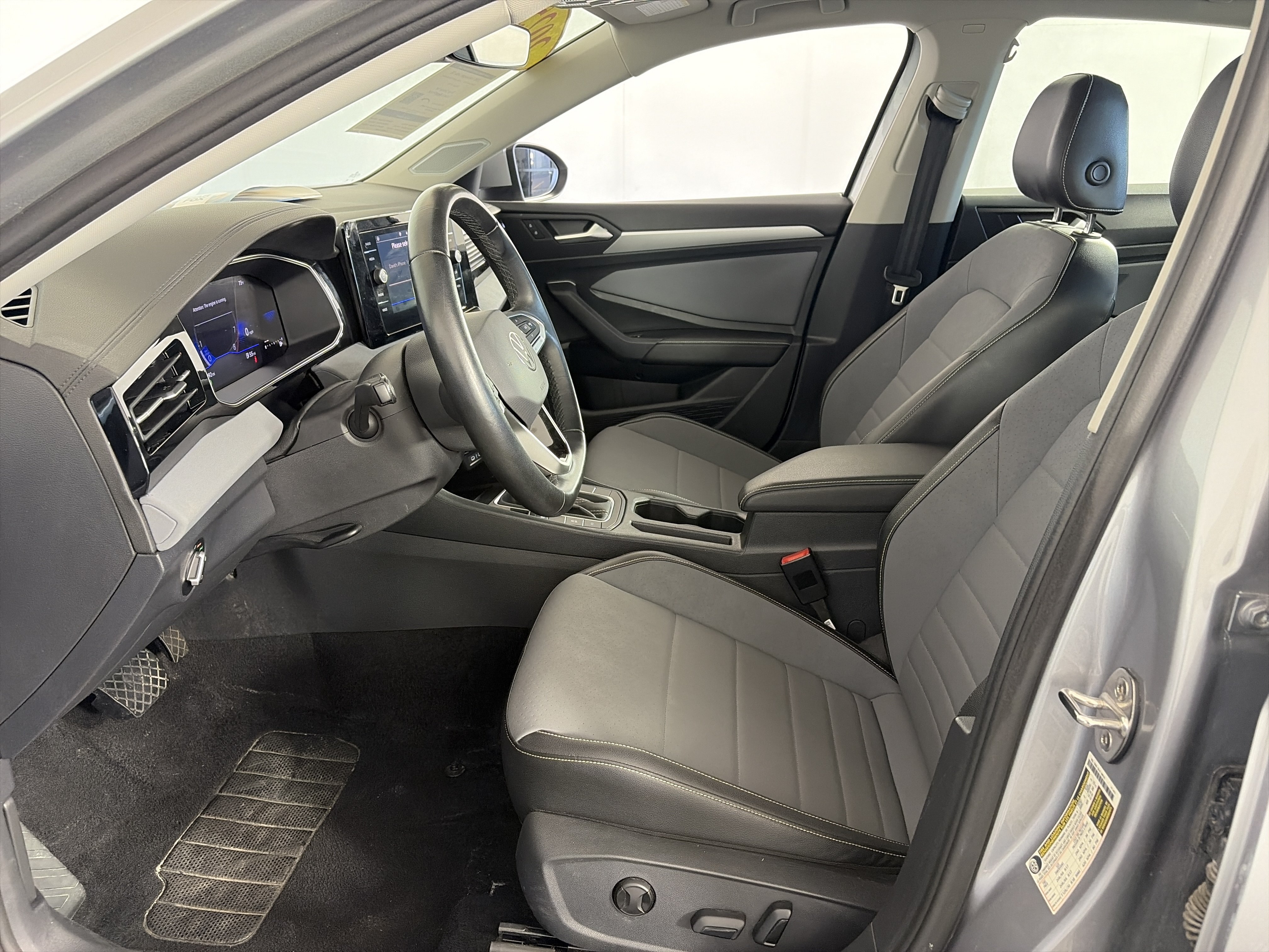 Used 2025 Volkswagen Jetta SE FWD image 5