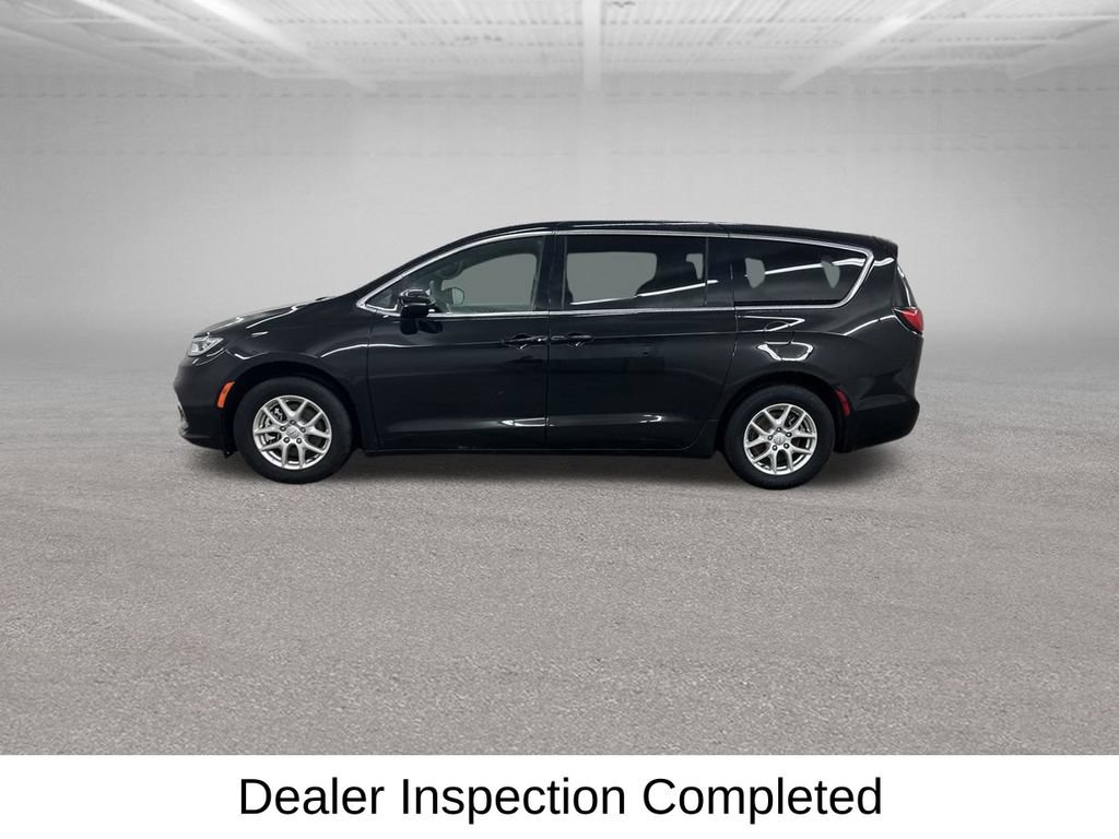 Used 2025 Chrysler Pacifica Select FWD image 8