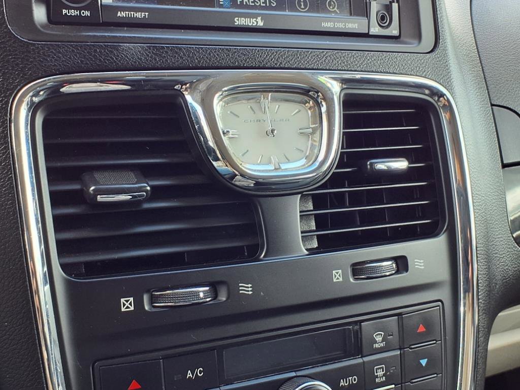 Used 2012 Chrysler Town & Country Touring-L w/ Driver Convenience Group image 14