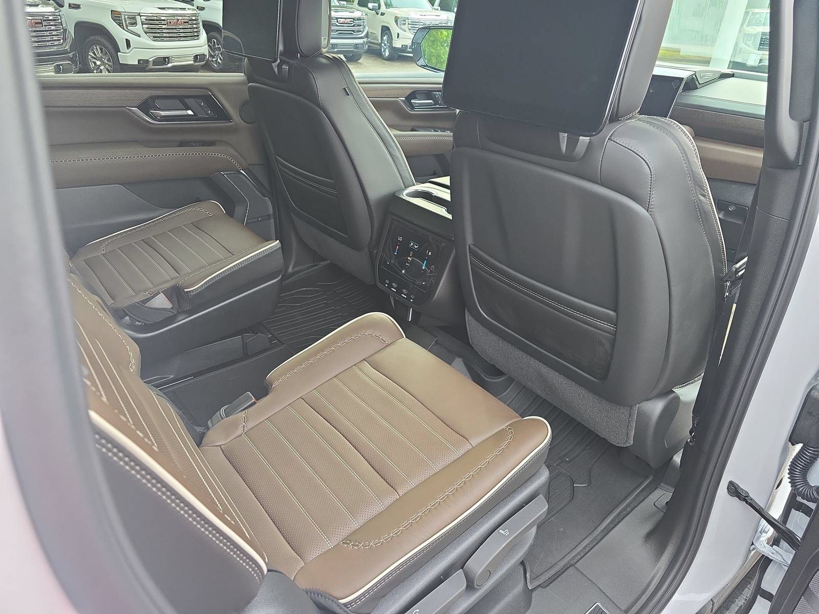 New 2026 GMC Yukon XL Denali Ultimate w/ LPO, Floor Liner Package AWD/4WD image 11