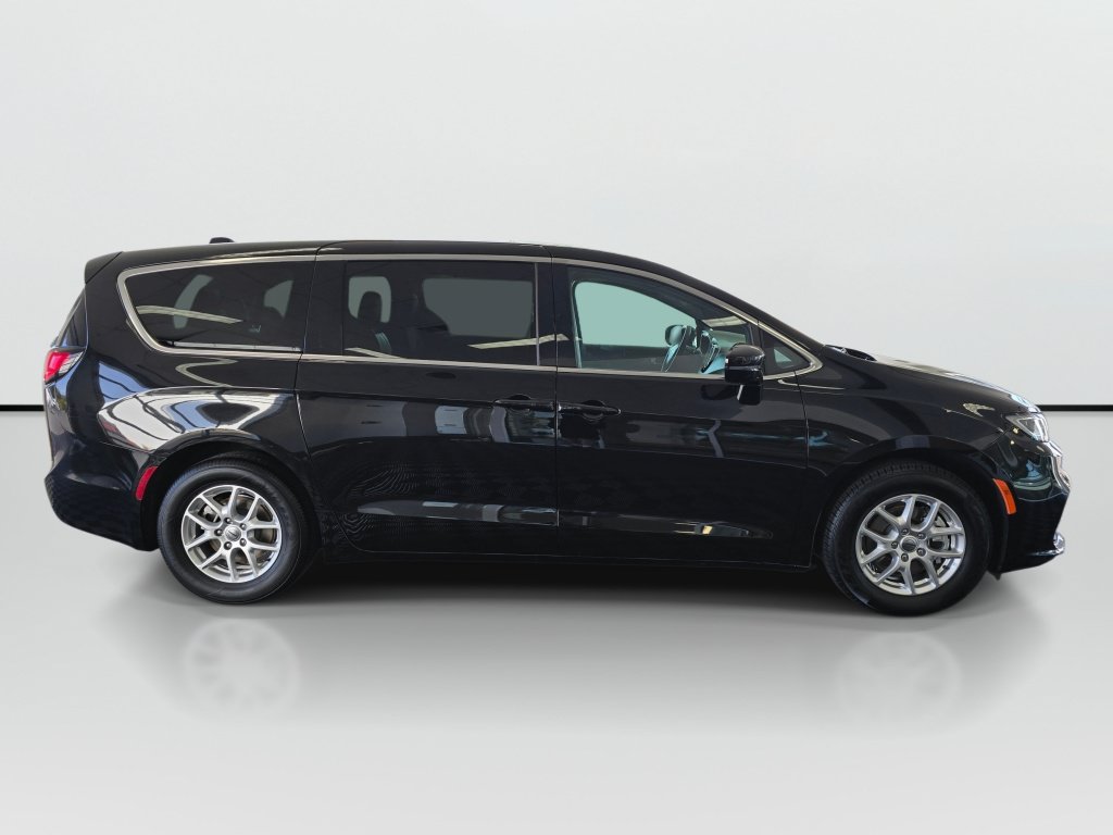 Used 2025 Chrysler Pacifica Select FWD image 6