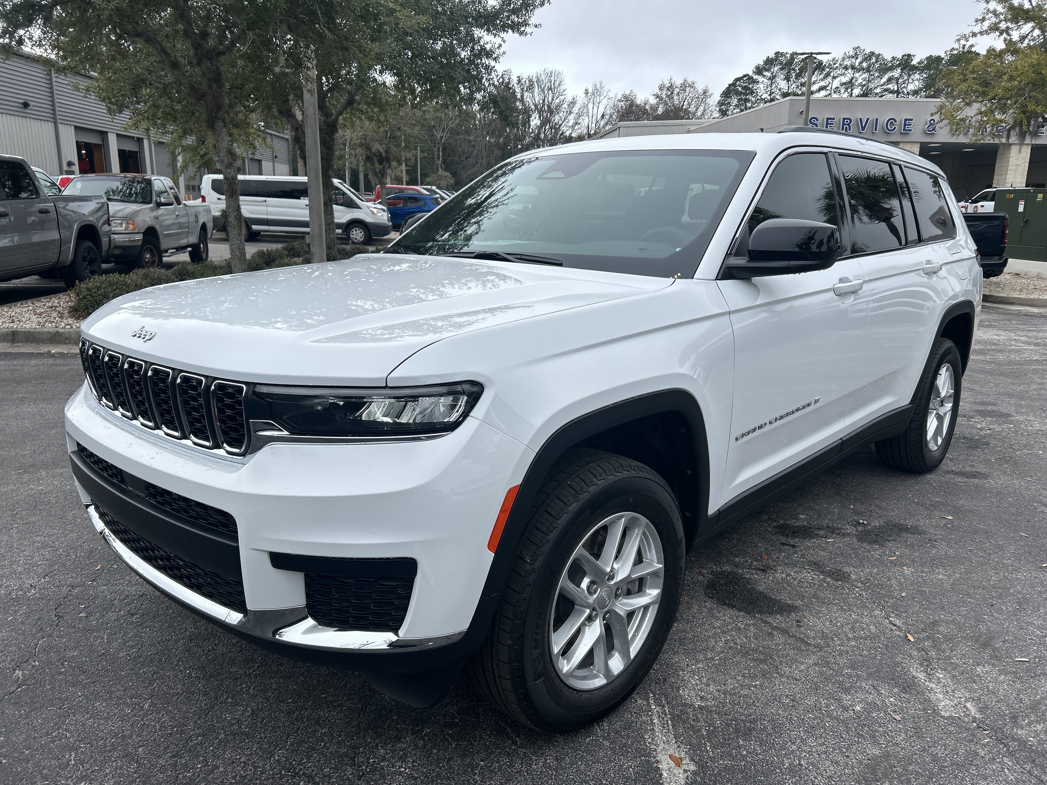 New 2025 Jeep Grand Cherokee L Laredo image 3