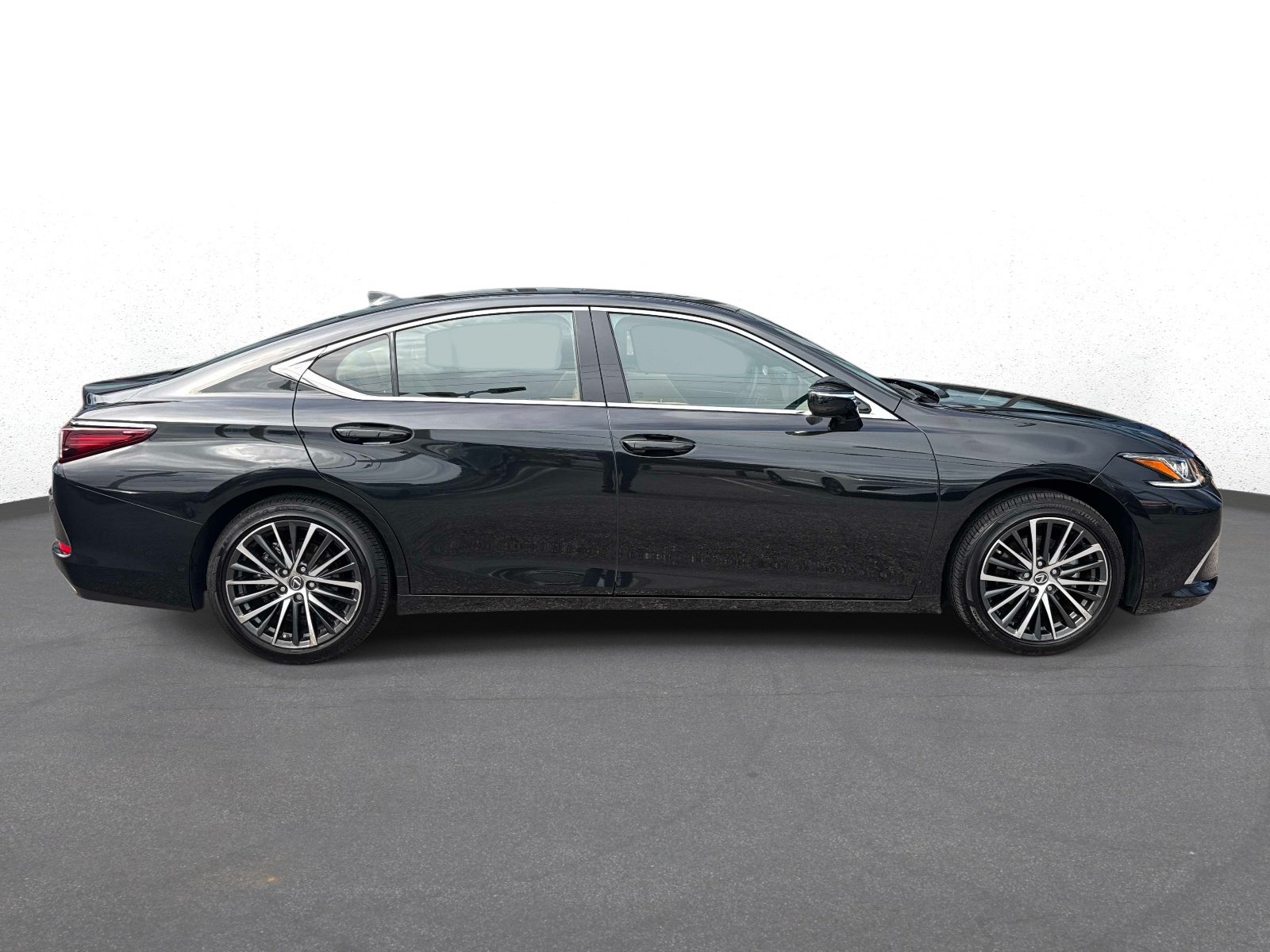 Used 2025 Lexus ES 350 w/ Premium Package FWD image 2