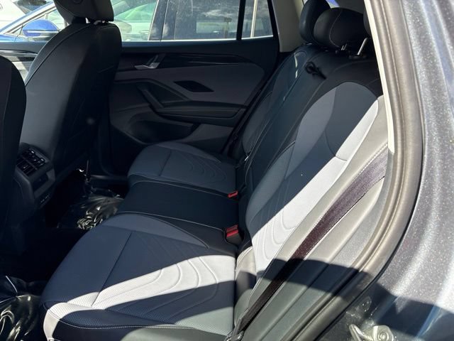 Used 2025 Volkswagen Tiguan SE AWD/4WD image 8