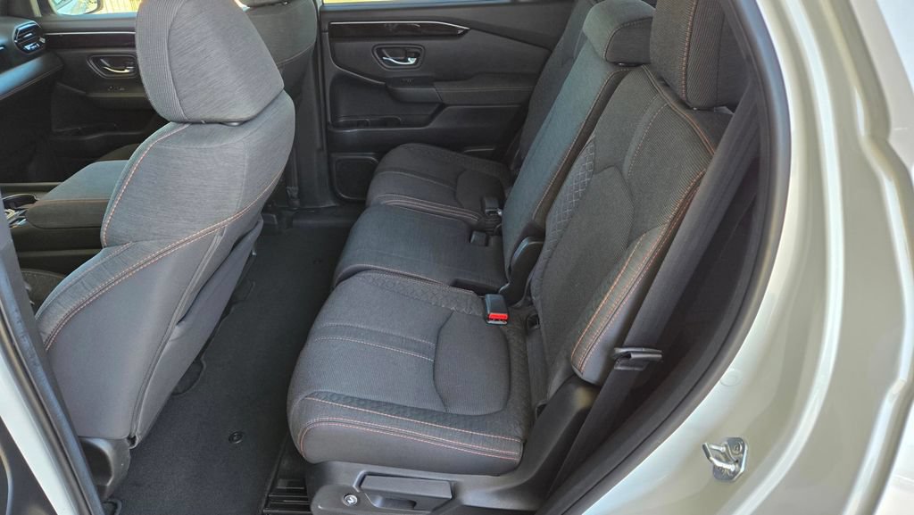 Used 2025 Honda Pilot Sport image 11