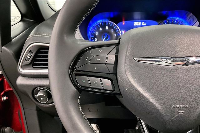 Used 2025 Chrysler Pacifica Limited image 25