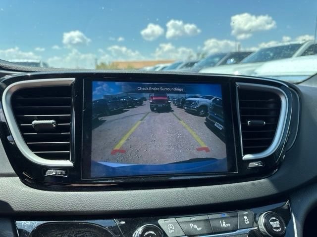 Used 2025 Chrysler Pacifica Select FWD image 3
