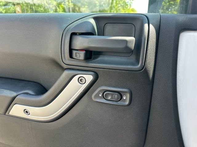 Used 2017 Jeep Wrangler Sahara w/ Connectivity Group AWD/4WD image 11