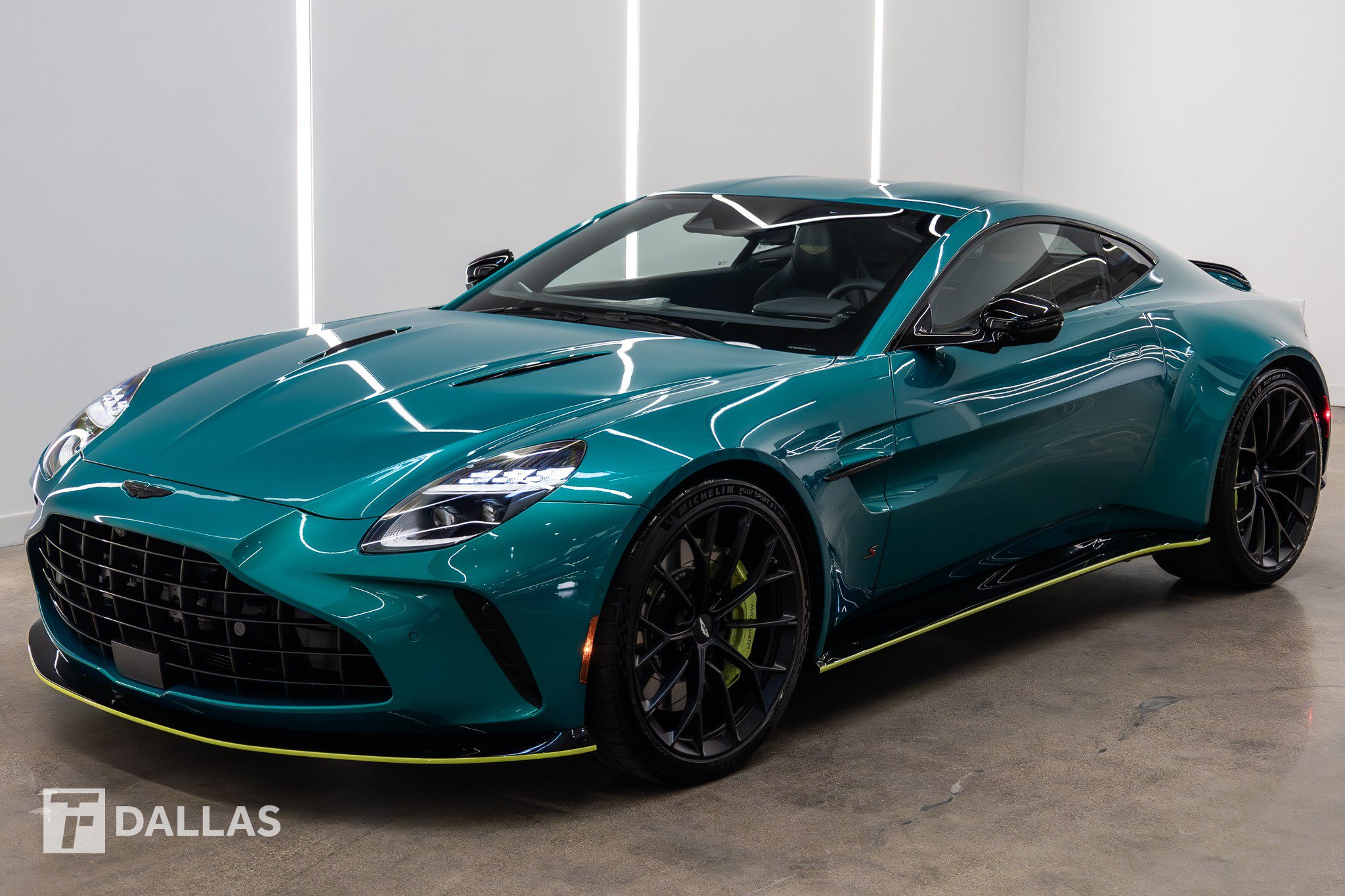 Used 2026 Aston Martin V8 Vantage S RWD image 4