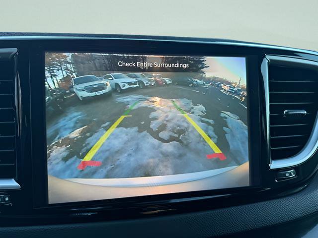 Used 2024 Chrysler Pacifica Touring-L FWD image 10
