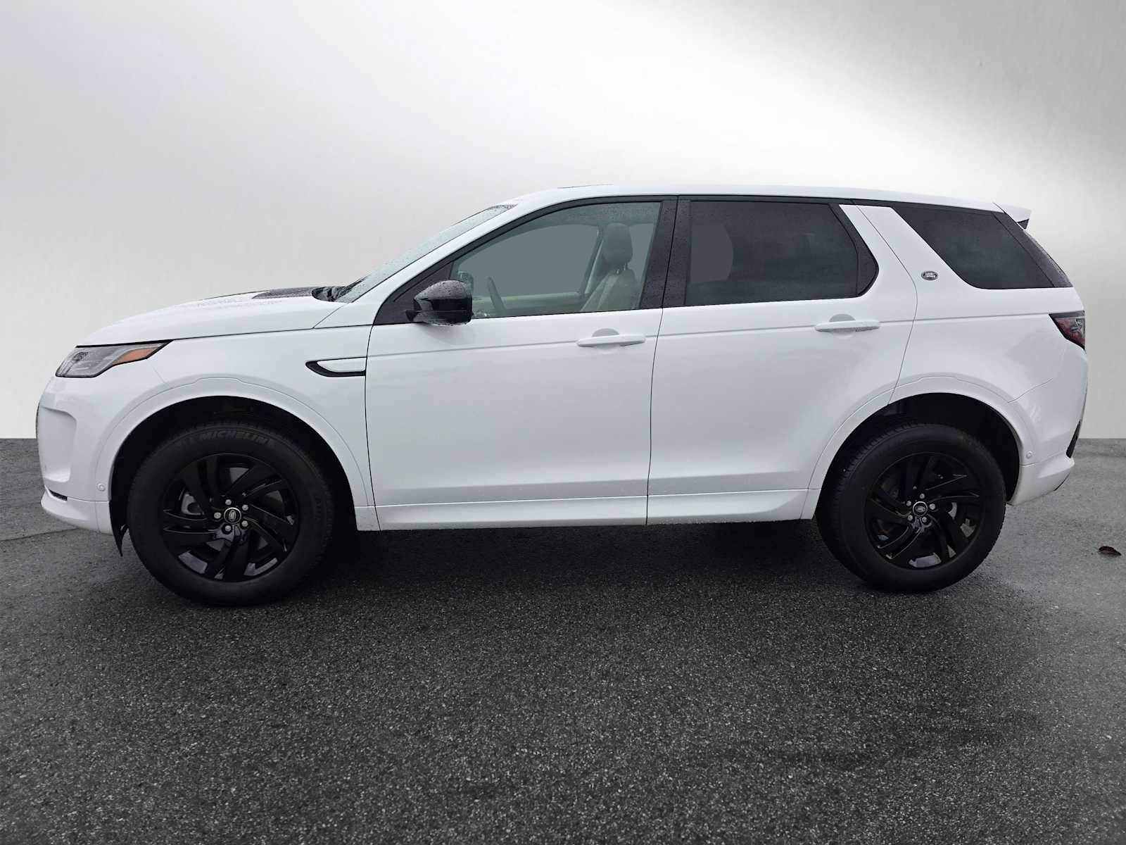 Used 2025 Land Rover Discovery Sport S image 2
