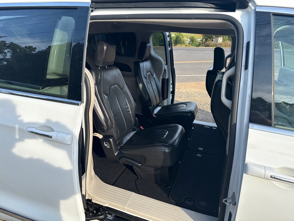 Used 2017 Chrysler Pacifica Touring-L w/ Tire & Wheel Group image 13