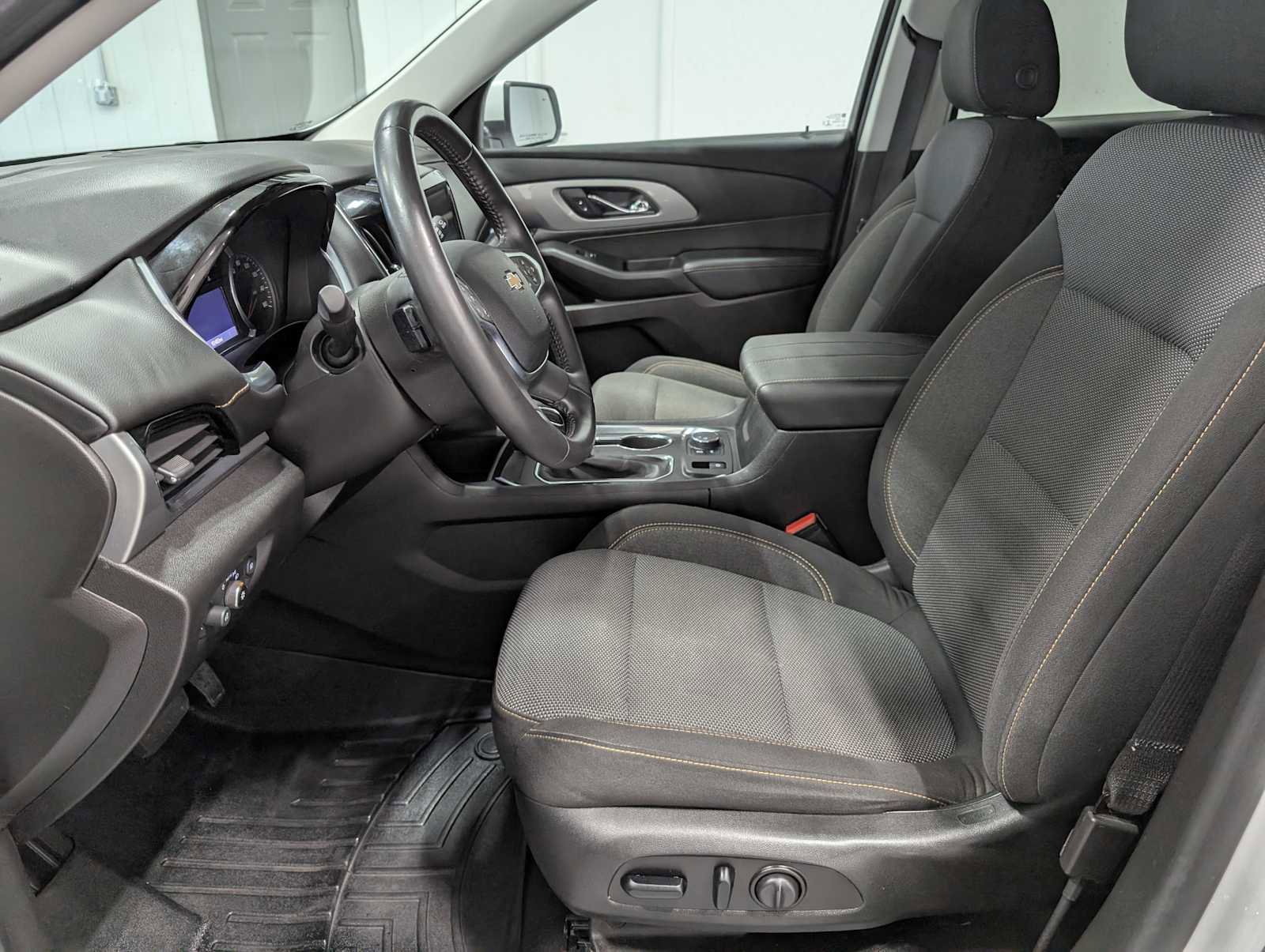 Used 2021 Chevrolet Traverse LT image 4