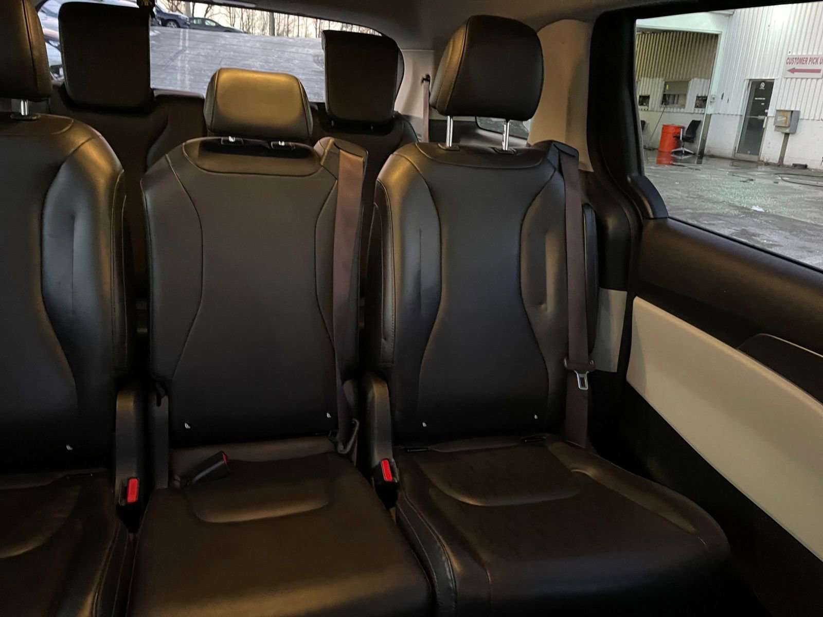 Used 2023 Kia Carnival LX image 37