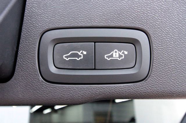 Used 2025 Volvo XC60 B5 Plus image 36