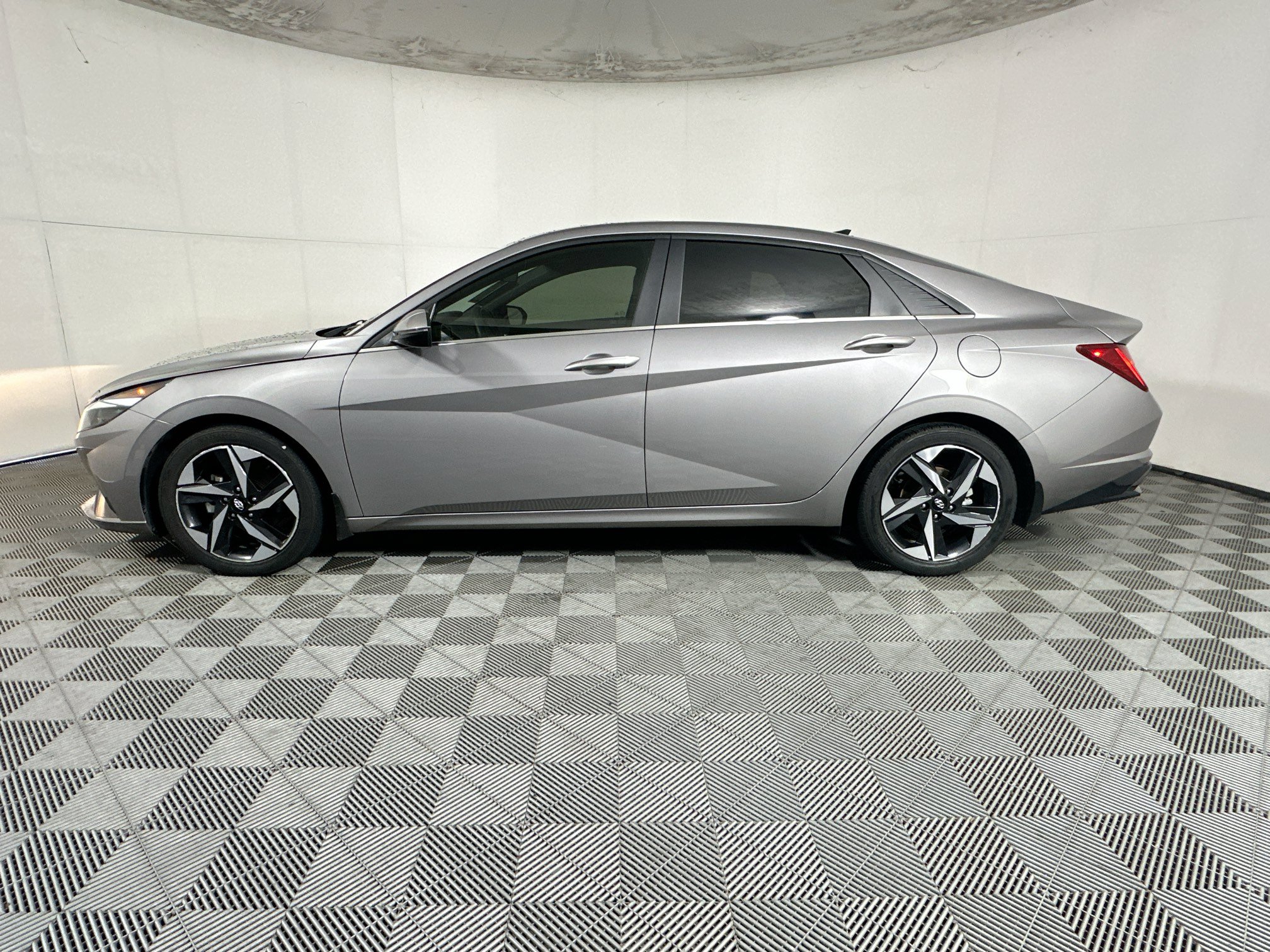 Used 2022 Hyundai Elantra SEL w/ Convenience + Premium Package FWD image 6