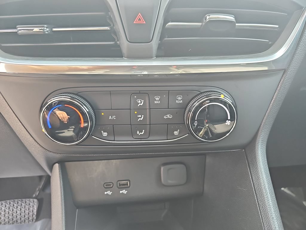 Certified 2024 Buick Encore GX Preferred w/ Comfort Package FWD image 26