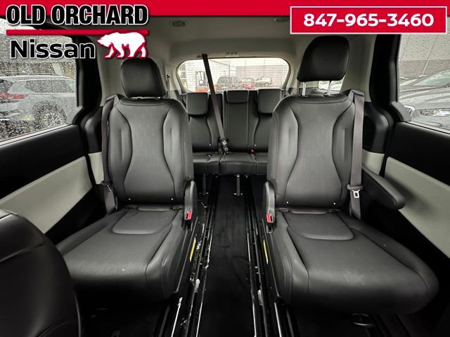 Used 2024 Kia Carnival EX FWD image 11