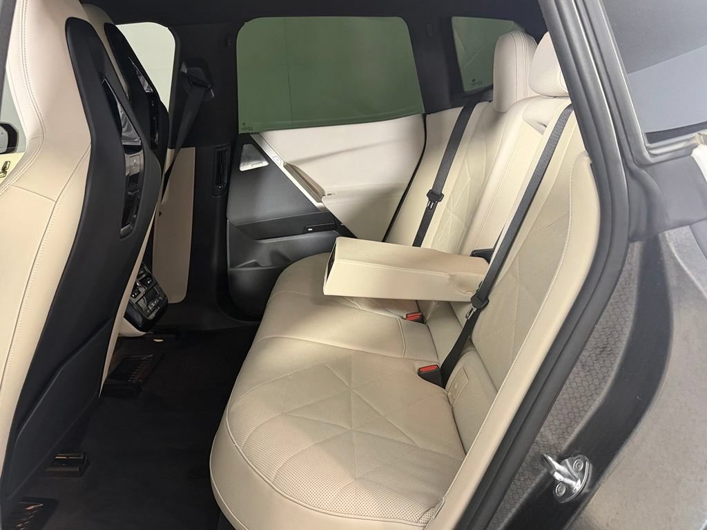 Used 2024 BMW iX xDrive50 w/ Premium Package AWD/4WD image 17