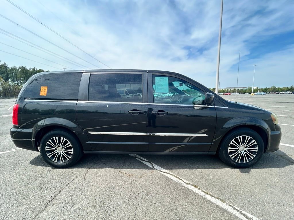 Used 2013 Chrysler Town & Country S FWD image 6