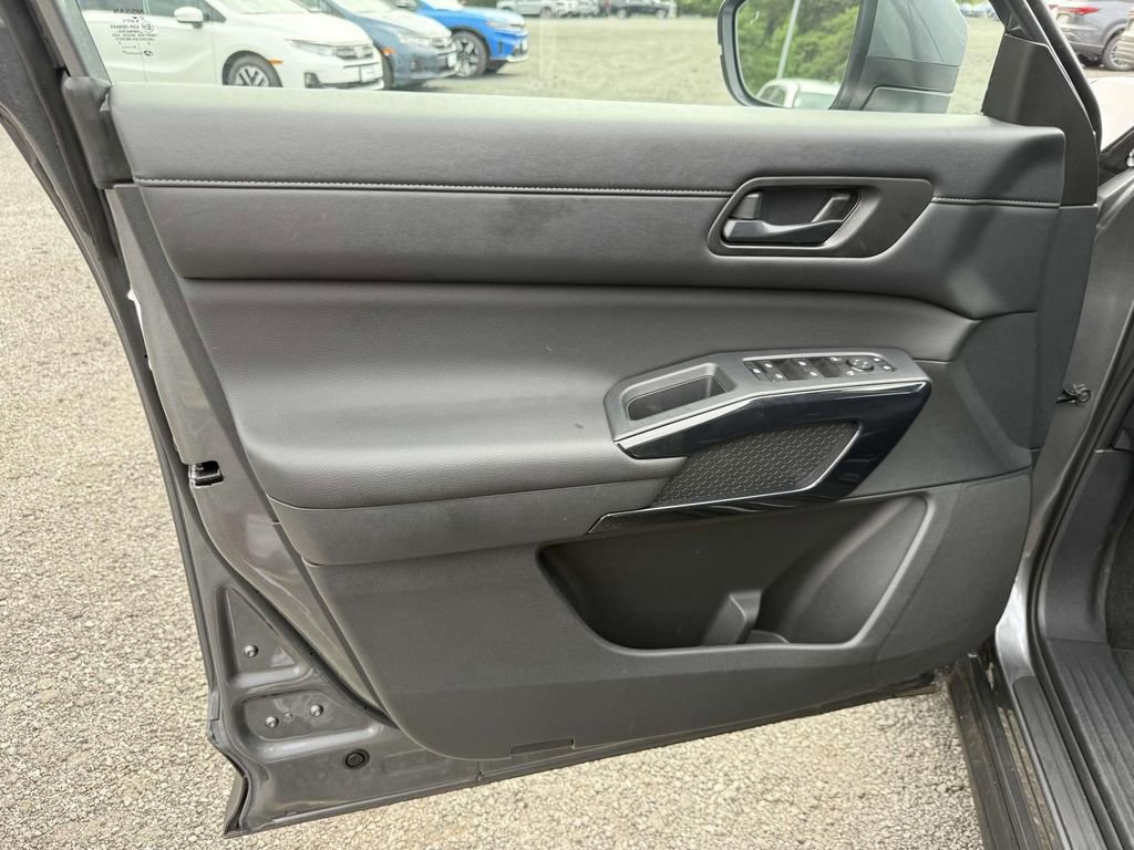 Used 2025 Nissan Pathfinder SV image 11