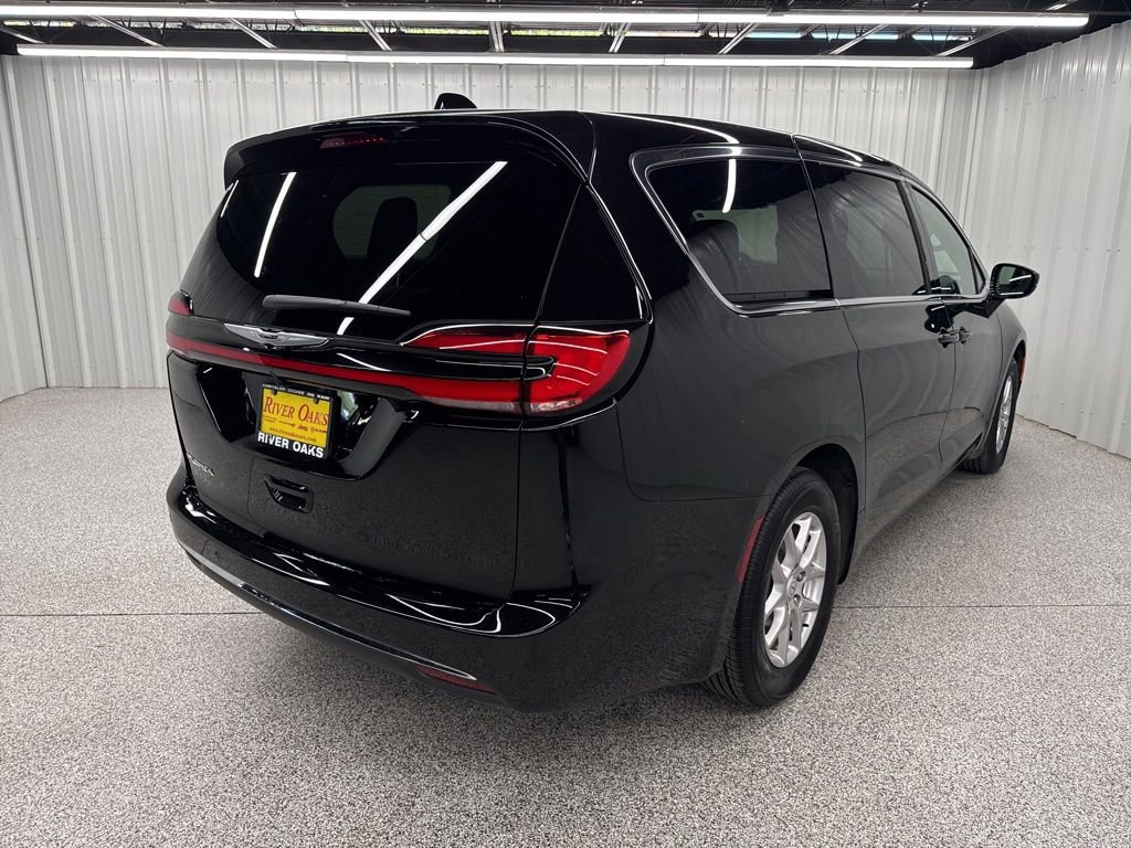 Used 2026 Chrysler Pacifica Select FWD image 6