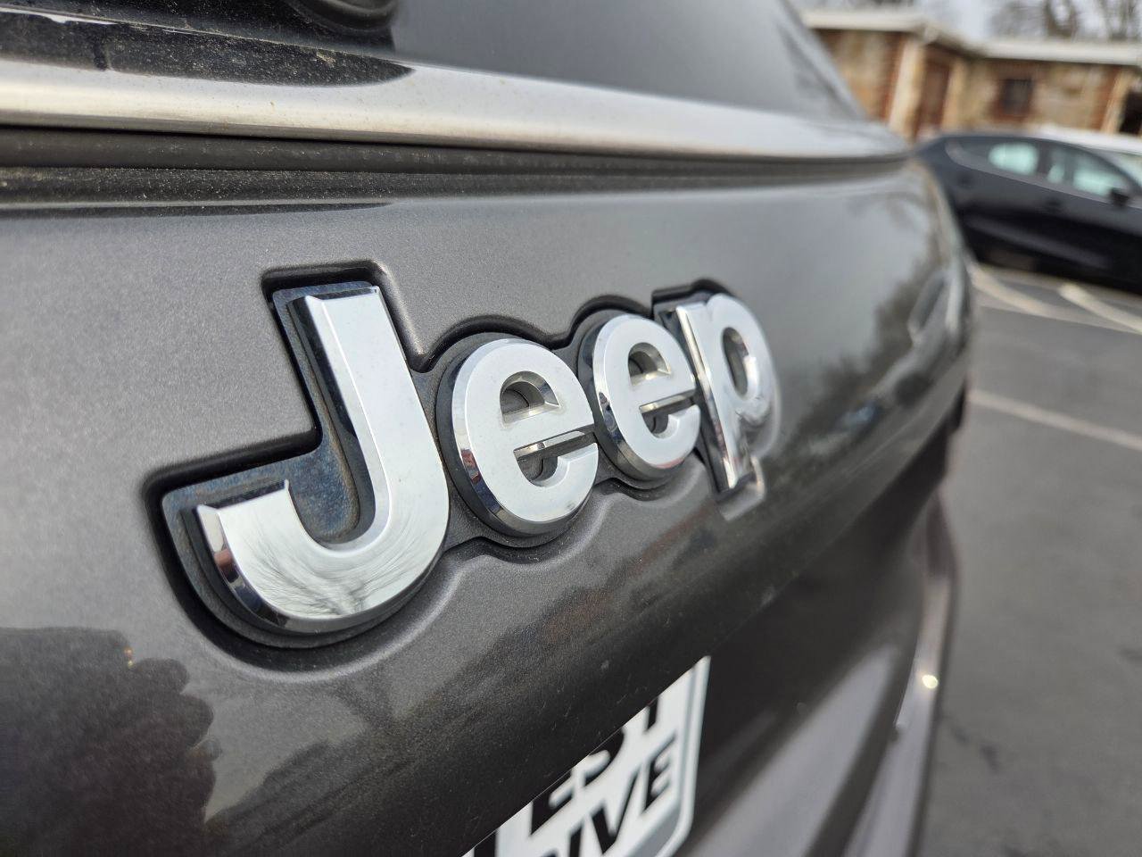 Used 2018 Jeep Compass Latitude w/ Popular Equipment Group AWD/4WD image 8