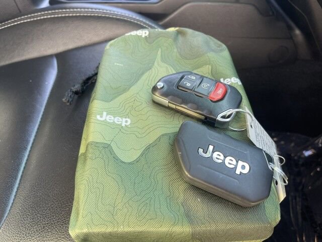 Used 2022 Jeep Wrangler Unlimited Sahara w/ Cold Weather Group AWD/4WD image 43