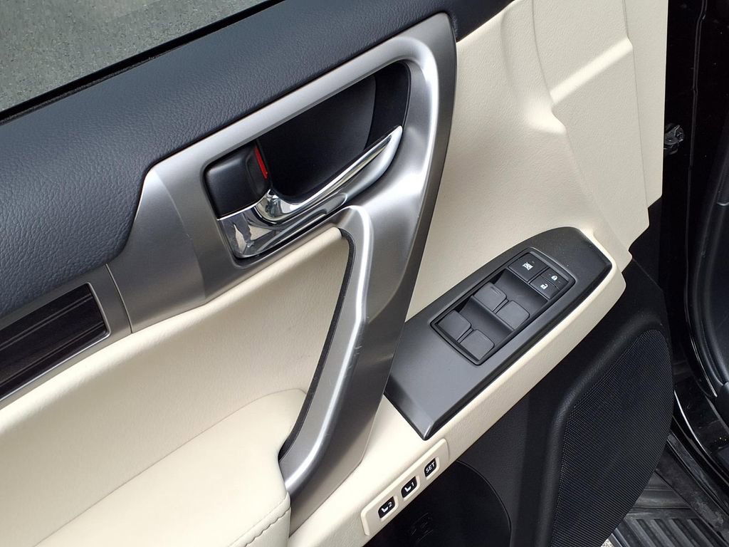 Used 2023 Lexus GX 460 Premium w/ Accessory Package AWD/4WD image 10