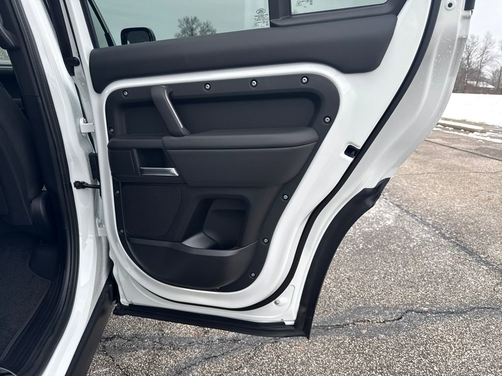 New 2025 Land Rover Defender 130 X-Dynamic SE image 15