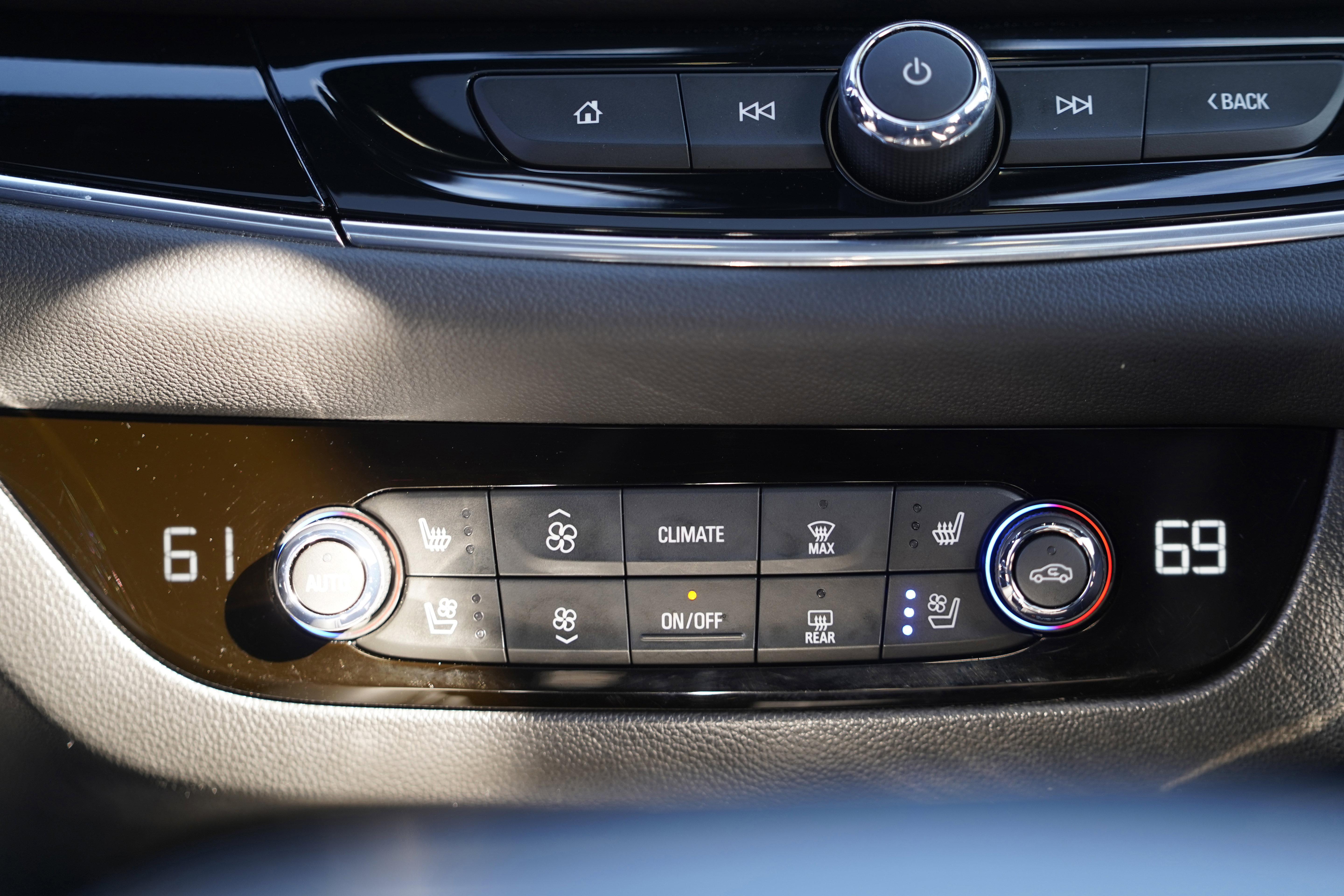 Used 2024 Buick Enclave Avenir w/ Avenir Technology Package image 31