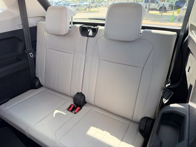 Used 2023 Volkswagen Tiguan SE w/ Panoramic Sunroof Package FWD image 25