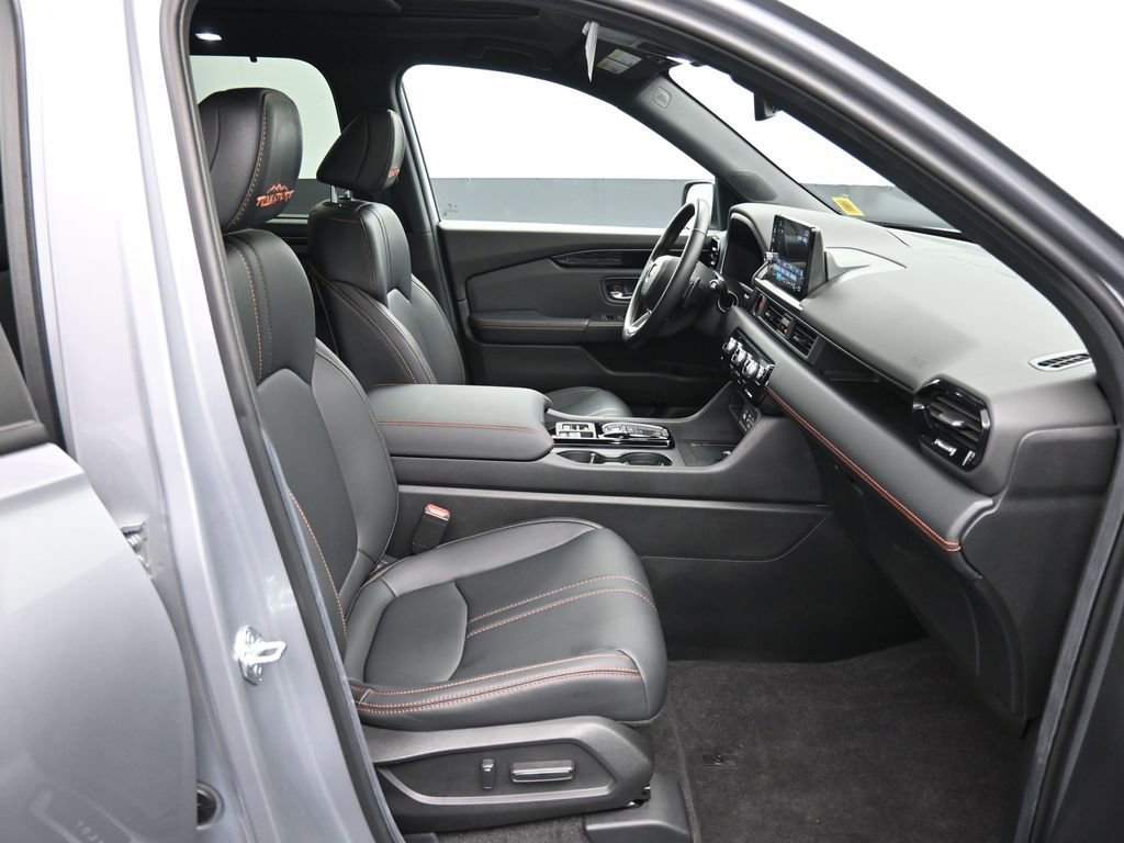 Used 2025 Honda Pilot TrailSport image 27