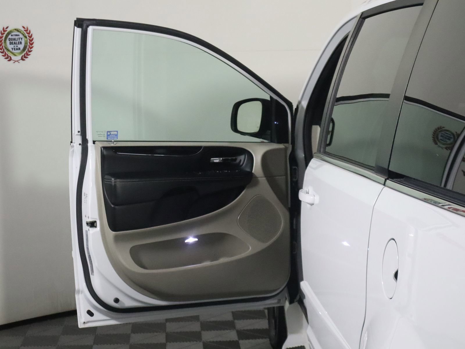 Used 2017 Dodge Grand Caravan SXT w/ Rear Park Assist Package image 33