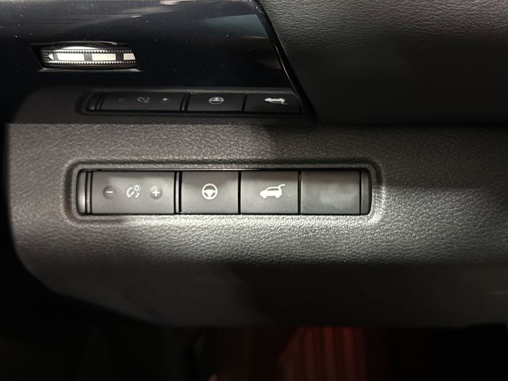 Used 2025 Nissan Pathfinder SV FWD image 18