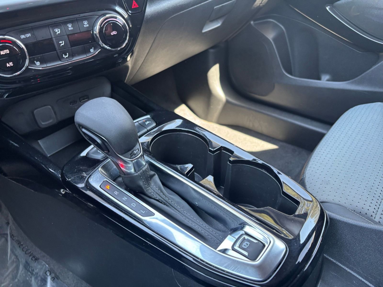 Used 2025 Chevrolet Trax LT w/ LT Convenience Package image 42