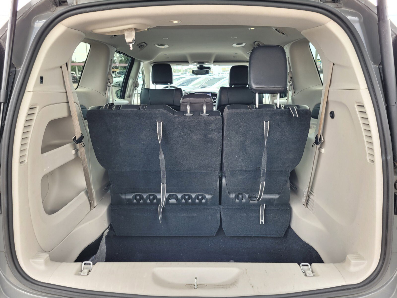 Used 2022 Chrysler Pacifica Touring-L image 9