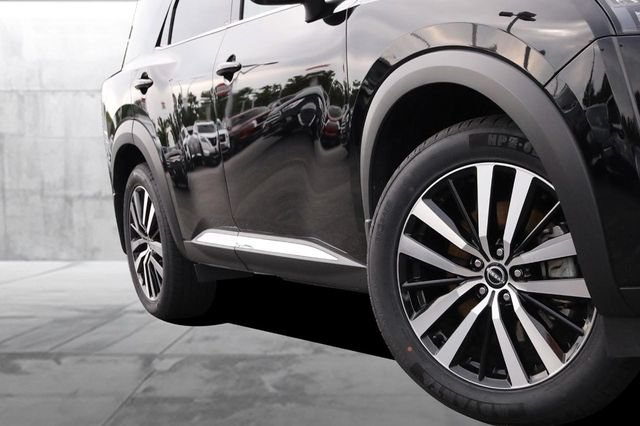 Certified 2025 Nissan Pathfinder Platinum w/ Cargo Package FWD image 3