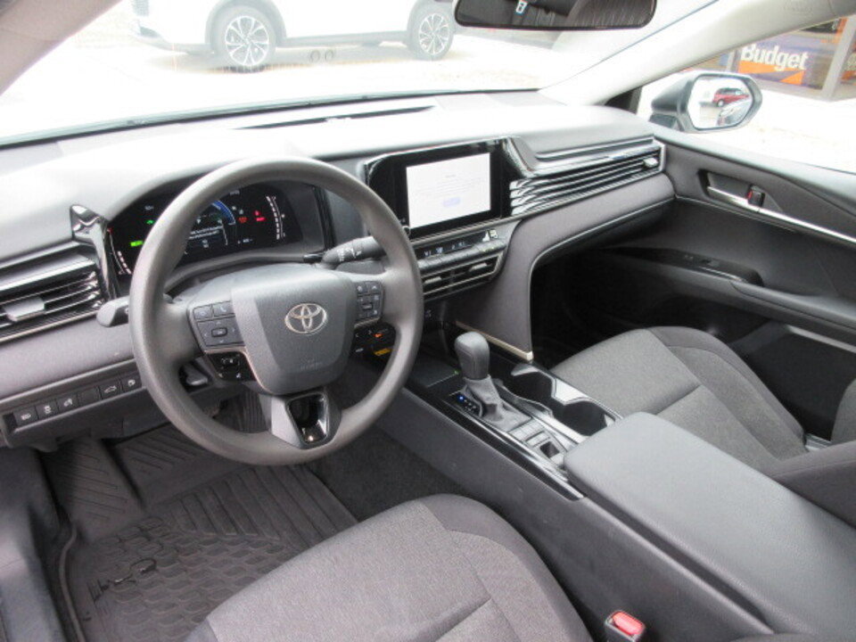 Used 2025 Toyota Camry LE image 9