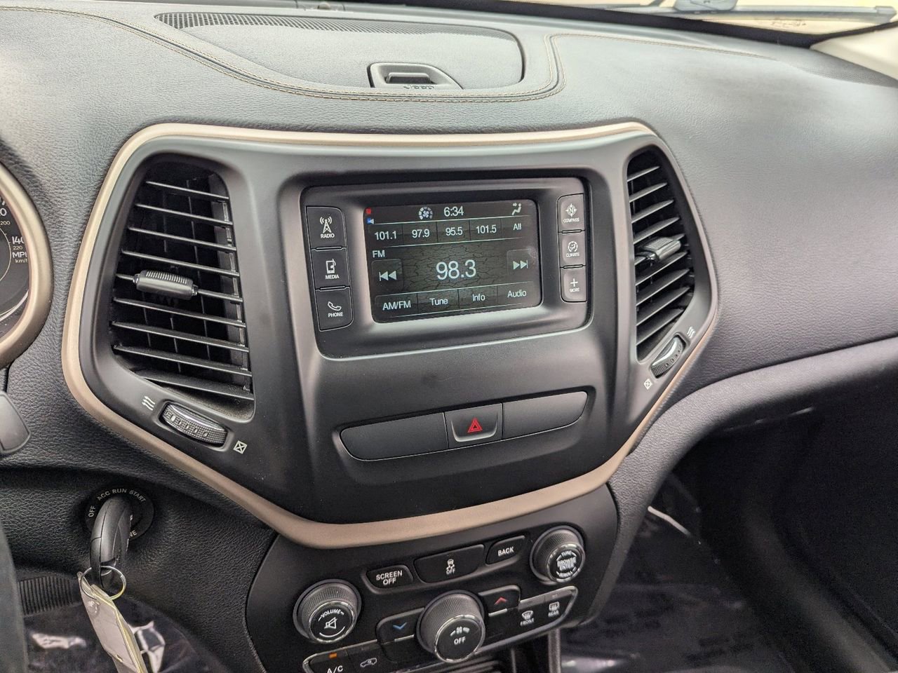 Used 2016 Jeep Cherokee Latitude FWD image 23
