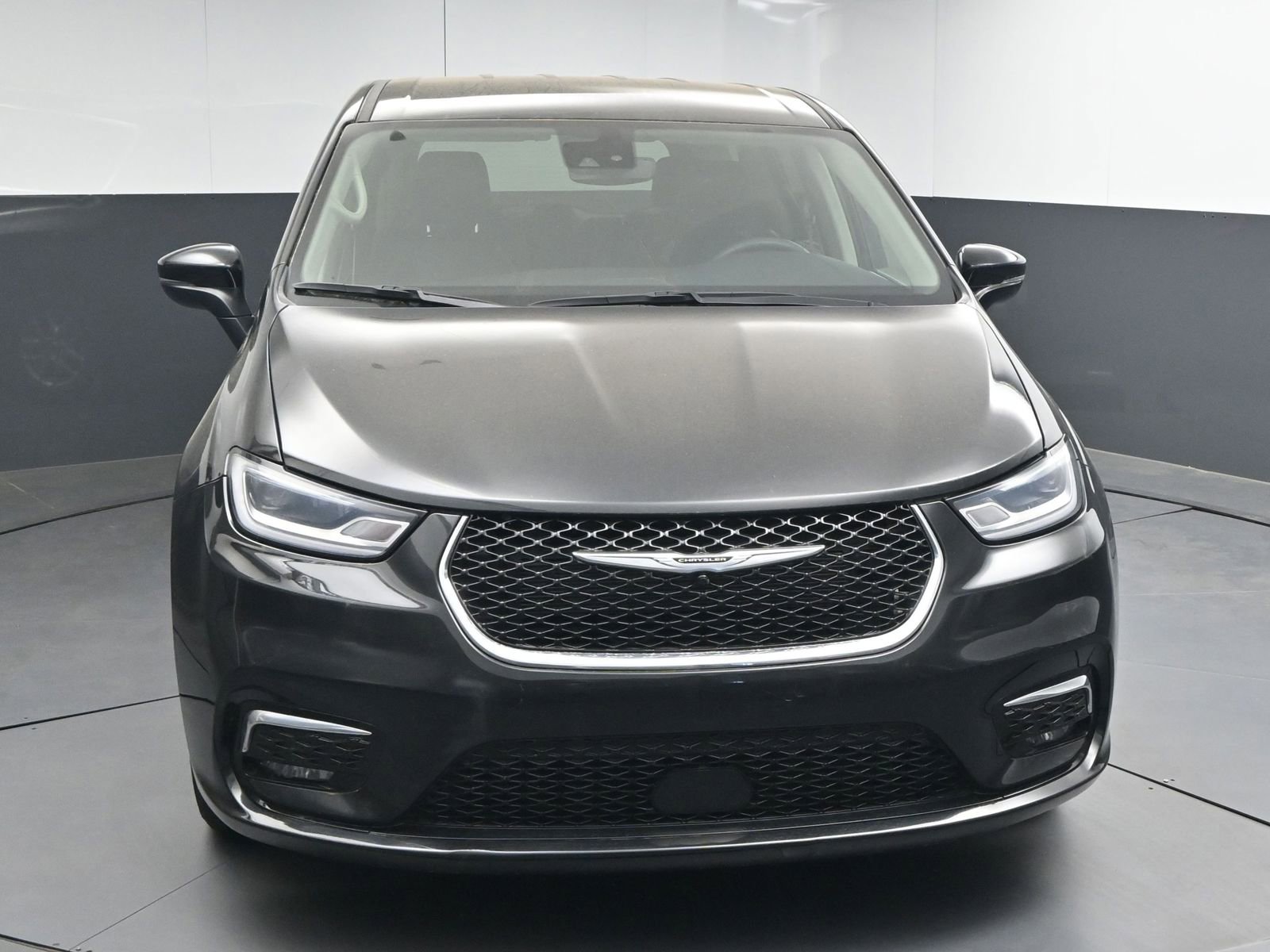 Used 2023 Chrysler Pacifica Touring-L image 2