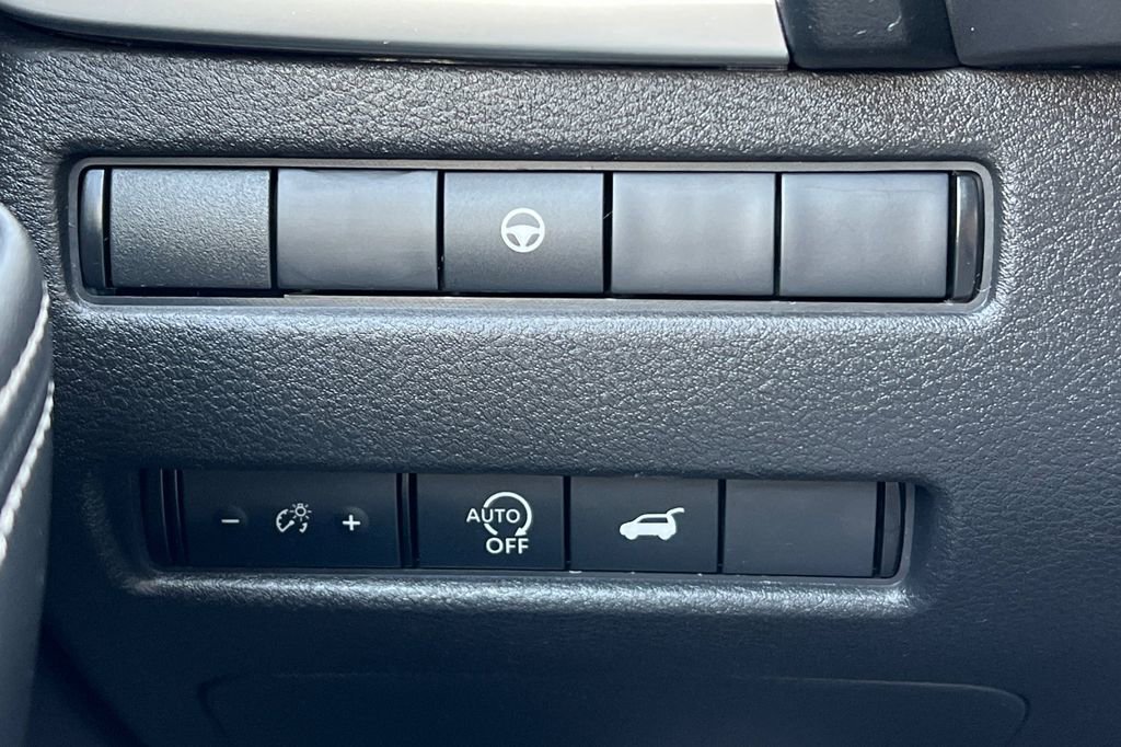 Used 2023 Nissan Rogue SL w/ SL Premium Package image 32