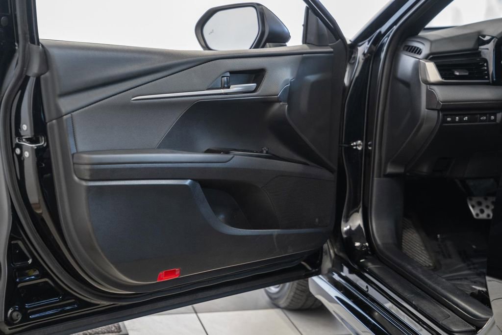 Used 2025 Toyota Camry SE image 36